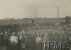 Lipiec - grudzień 1917, Szczypiorno k. Kalisza.
Żołnierze I i II Brygady Legionów, internowani w obozie jenieckim po odmowie przysięgi na wierność Niemcom. Dwaj jeńcy podczas zapasów. Podpis: 