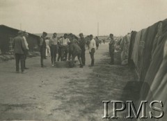 Lipiec - grudzień 1917, Szczypiorno k. Kalisza.
Żołnierze I i II Brygady Legionów, internowani w obozie jenieckim po odmowie przysięgi na wierność Niemcom. Kwatermistrz rozdzielający jedzenie. Podpis: 