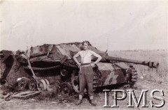 Sierpień 1944, Normandia, Francja.
1 Dywizja Pancerna podczas walk w Normandii. Fotoreporter dywizji Jerzy Zbigniew Żegota-Januszajtis przy zniszczonym czołgu.
Fot. NN, Instytut Polski i Muzeum im. gen. Sikorskiego w Londynie