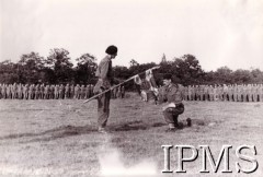 1942-1944, Wielka Brytania.
1 Dywizja Pancerna, żołnierz składa przysięgę na sztandar.
Fot. NN, Instytut Polski i Muzeum im. gen. Sikorskiego w Londynie