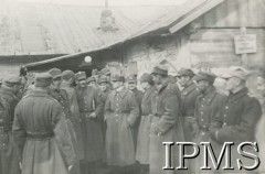 Jesień 1941, Tockoje, obł. Czkałowsk, ZSRR.
Żołnierze po odprawie oficerskiej przed dowództwem 16 pułku piechoty 6 Lwowskiej Dywizji Piechoty.
Fot. NN, Instytut Polski i Muzeum im. gen. Sikorskiego w Londynie