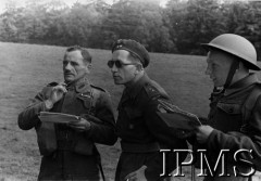 17.05-30.06.1945, Szkocja, Wielka Brytania.  
I Kurs Służb Szkoły Podchorążych Piechoty i Kawalerii Zmotoryzowanej. Żołnierze z mapami podczas ćwiczeń w terenie.
Fot. NN, Instytut Polski i Muzeum im. gen. Sikorskiego w Londynie [album 108 - SPP Szkocja 1945].