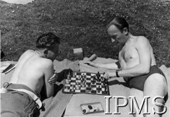17.05-30.06.1945, Szkocja, Wielka Brytania.  
I Kurs Służb Szkoły Podchorążych Piechoty i Kawalerii Zmotoryzowanej. Gra w szachy w czasie wolnym.
Fot. NN, Instytut Polski i Muzeum im. gen. Sikorskiego w Londynie [album 108 - SPP Szkocja 1945].