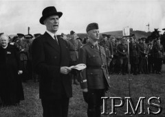 Wrzesień 1940, Biggar, Szkocja.
Wizyta prezydenta RP Władysława Raczkiewicza (na pierwszym planie) i Naczelnego Wodza Polskich Sił Zbrojnych gen. Władysława Sikorskiego (na prawo od prezydenta) w 1 Brygadzie Strzelców. Przemawia prezydent W. Raczkiewicz.
Fot. NN, Instytut Polski i Muzeum im. gen. Sikorskiego w Londynie [album 112 - Raczkiewicz, Francja/Szkocja].