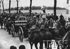 3.05.1940, Francja.
1 Dywizja Grenadierów Wojska Polskiego we Francji - obchody święta 3 Maja i uroczystość nadania miana Grenadierów odbywające się przy szosie Autreville-Martigny. Fotografia wykonana podczas defilady. Na trybunie honorowej m.in. prezydent RP na uchodźstwie Władysław Raczkiewicz (w jasnym płaszczu) i Naczelny Wódz Polskich Sił Zbrojnych gen. Władysław Sikorski (obok prezydenta).
Fot. NN, Instytut Polski i Muzeum im. gen. Sikorskiego w Londynie [album 112 - Raczkiewicz, Francja/Szkocja].