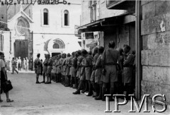 Sierpień 1942, Jerozolima, Palestyna.
Polscy żołnierze na ulicy.
Fot. NN, Instytut Polski i Muzeum im. gen. Sikorskiego w Londynie [album 115 - Jerozolima].