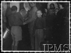 Lata 40., Bliski Wschód.
Chłopcy czekający w kolejce po dodatkową porcję jedzenia. Podpis oryginalny: 