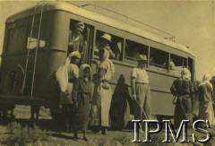 Ok. 1942, Jerozolima, Palestyna.
Grupa osób przy autobusie.
Fot. NN, Instytut Polski i Muzeum im. gen. Sikorskiego w Londynie [album 134 - Rumunia, Turcja, Palestyna, Egipt i USA].