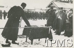 Marzec 1944, brak miejsca.
Uroczystość wręczenia proporca ufundowanego przez społeczność powiatu kowelskiego dla 3 batalionu 50 Pułku Piechoty 27 Wołyńskiej Dywizji Piechoty Armii Krajowej. 1. z prawej stoi Maria Markiewicz, która w imieniu społeczności powiatu kowelskiego wręczyła proporzec. Obok niej dowódca dywizji mjr Jan Wojciech Kiwerski 