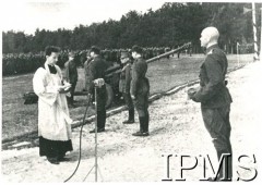 1943, ZSRR.
1 Dywizja Piechoty im. Tadeusza Kościuszki. Z prawej stoi dowódca Dywizji płk Zygmunt Berling, na przeciwko niego ks. F. Kupsza.
Fot. NN, Instytut Polski i Muzeum im. gen. Sikorskiego w Londynie