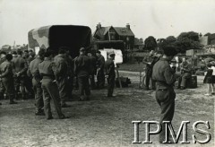 1942, Szkocja, Wielka Brytania.
Dzień książki polskiej. Z lewej polscy żołnierze przy stoisku z książkami.
Fot. NN, Instytut Polski i Muzeum im. gen. Sikorskiego w Londynie [album 170 - Wojsko Polskie w Szkocji].