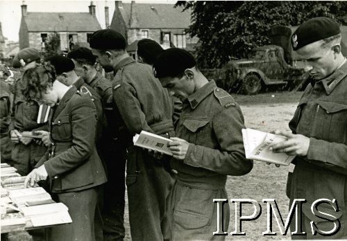 1942, Szkocja, Wielka Brytania.
Dzień książki polskiej. Polscy żołnierze przy stoisku z książkami.
Fot. NN, Instytut Polski i Muzeum im. gen. Sikorskiego w Londynie [album 170 - Wojsko Polskie w Szkocji].