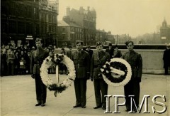 Lata 40, Leeds, Anglia, Wielka Brytania.
Żołnierze I Korpusu z wieńcami.
Fot. NN, Instytut Polski i Muzeum im. gen. Sikorskiego w Londynie [album 170 - Wojsko Polskie w Szkocji].