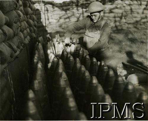 Lata 40., Wielka Brytania.
I Korpus Polski, żołnierz przy pociskach armatnich.
Fot. NN, Instytut Polski i Muzeum im. gen. Sikorskiego w Londynie [album 170 - Wojsko Polskie w Szkocji].
