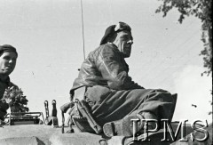 Sierpień 1944, Normandia, Francja.
1 Dywizja Pancerna podczas walk w Normandii. Na czołgu z prawej dowódca 24 Pułk Ułanów ppłk Romuald Dowbór.
Fot. NN, Instytut Polski i Muzeum im. gen. Sikorskiego w Londynie