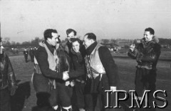 1.01.1943, Northolt, Anglia, Wielka Brytania.
Ppor. Henryk Pietrzak odbiera gratulacje od mjr. Stefana Janusa po jubileuszowym, pięćsetnym zestrzeleniu dla PSP, które uzyskał 31 grudnia 1942 r. Stoją od lewej: plut. Franciszek Tomczak, trzeci ppor. Zygmunt Jeliński, czwarty plut. Jan Pomietlarz, piąty plut. Antoni Kępczyński.
Fot. NN, Instytut Polski i Muzeum im. gen. Sikorskiego w Londynie