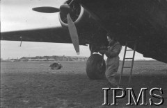 12.02.1943, Wielka Brytania.
Pilot Pomocniczej Służby Transportowej RAF (ATA) porucznik Anna Leska obok bombowca Wellington.
Fot. NN, Instytut Polski i Muzeum im. gen. Sikorskiego w Londynie