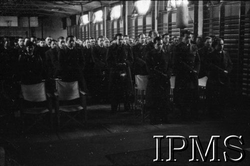23.02.1943, Hutton Cranswick, Anglia, Wielka Brytania.
Święto 316 Dywizjonu Mysliwskiego. Lotnicy podczas nabożeństwa w kaplicy.
Fot. NN, Instytut Polski i Muzeum im. gen. Sikorskiego w Londynie