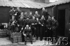 23.02.1943, Hutton Cranswick, Anglia, Wielka Brytania.
Święto 316 Dywizjonu Myśliwskiego. Grupa sierżantów i WAAF-ki przed budynkiem.
Fot. NN, Instytut Polski i Muzeum im. gen. Sikorskiego w Londynie