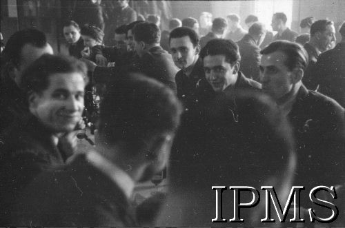 23.02.1943, Hutton Cranswick, Anglia, Wielka Brytania.
Święto 316 Dywizjonu Myśliwskiego. Lotnicy podczas uroczystego obiadu.
Fot. NN, Instytut Polski i Muzeum im. gen. Sikorskiego w Londynie