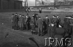 21.02.1943, Kirton-in-Linsday, Anglia, Wielka Brytania.
Święto 317 Dywizjonu Myśliwskiego, grupa pilotów. Z przodu drugi z prawej swoi por. Paweł Niemiec
Fot. NN, Instytut Polski i Muzeum im. gen. Sikorskiego w Londynie