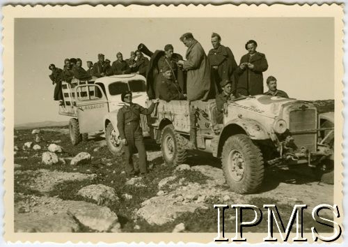 1942-1943, Bliski Wschód.
Armia Polska na Wschodzie, żołnierze na samochodach.
Fot. NN, Instytut Polski i Muzeum im. gen. Sikorskiego w Londynie