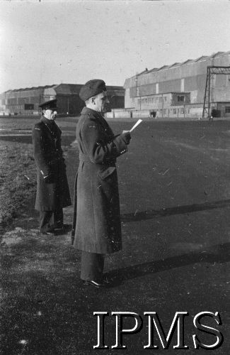 21.02.1943, Kirton-in-Linsday, Anglia, Wielka Brytania.
Apel poległych podczas święta 317 Dywizjonu Myśliwskiego odczytuje por. Tadeusz Weber.
Fot. NN, Instytut Polski i Muzeum im. gen. Sikorskiego w Londynie