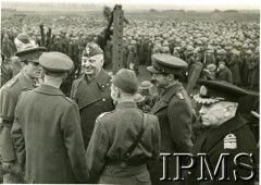 16.01.1943, Gullane, Szkocja, Wielka Brytania.
Przegląd oddziałów Polskich Sił Zbrojnych w Wielkiej Brytanii przez Naczelnego Wodza Polskich Sił Zbrojnych gen. Władysława Sikorskiego. Polscy i brytyjscy oficerowie podczas rozmowy. Na zdjęciu m.in. gen. W. Sikorski (3. z lewej), gen. Marian Kukiel (stoi tyłem, 4. z lewej), wiceadm. Jerzy Świrski (1. z prawej).
Fot. NN, Instytut Polski i Muzeum im. gen. Sikorskiego w Londynie [szuflada XIV].