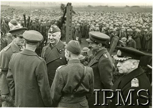 16.01.1943, Gullane, Szkocja, Wielka Brytania.
Przegląd oddziałów Polskich Sił Zbrojnych w Wielkiej Brytanii przez Naczelnego Wodza Polskich Sił Zbrojnych gen. Władysława Sikorskiego. Polscy i brytyjscy oficerowie podczas rozmowy. Na zdjęciu m.in. gen. W. Sikorski (3. z lewej), gen. Marian Kukiel (stoi tyłem, 4. z lewej), wiceadm. Jerzy Świrski (1. z prawej).
Fot. NN, Instytut Polski i Muzeum im. gen. Sikorskiego w Londynie [szuflada XIV].