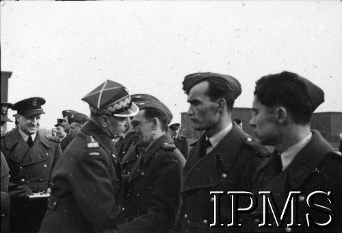 06.03.1943, Hemswell, Anglia, Wielka Brytania.
Wizyta Naczelnego Wodza Polskich Sił Zbrojnych generała Władysława Sikorskiego w Dywizjonach Bombowych 300 i 301. Generał dekoruje lotników krzyżem Virtuti Militari. Z lewej stoi kpt. Władysław Nowak.
Fot. NN, Instytut Polski i Muzeum im. gen. Sikorskiego w Londynie
