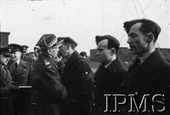 06.03.1943, Hemswell, Anglia, Wielka Brytania.
Wizyta Naczelnego Wodza Polskich Sił Zbrojnych generała Władysława Sikorskiego w Dywizjonach Bombowych 300 i 301. Generał dekoruje lotników krzyżem Virtuti Militari.
Fot. NN, Instytut Polski i Muzeum im. gen. Sikorskiego w Londynie