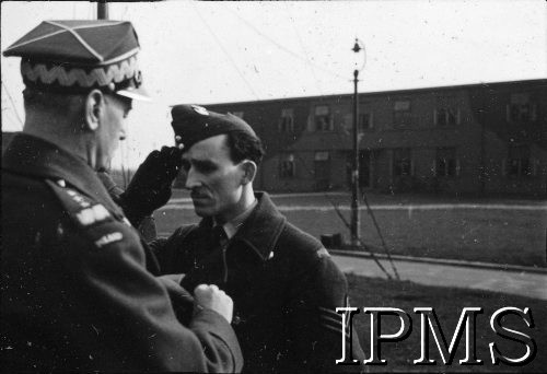 06.03.1943, Hemswell, Anglia, Wielka Brytania.
Wizyta Naczelnego Wodza Polskich Sił Zbrojnych generała Władysława Sikorskiego w Dywizjonach Bombowych 300 i 301. Generał dekoruje lotników krzyżem Virtuti Militari.
Fot. NN, Instytut Polski i Muzeum im. gen. Sikorskiego w Londynie