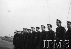 06.03.1943, Hemswell, Anglia, Wielka Brytania.
Wizyta Naczelnego Wodza Polskich Sił Zbrojnych generała Władysława Sikorskiego w Dywizjonach Bombowych 300 i 301. Lotnicy po dekoracji.
Fot. NN, Instytut Polski i Muzeum im. gen. Sikorskiego w Londynie