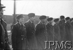 06.03.1943, Hemswell, Anglia, Wielka Brytania.
Wizyta Naczelnego Wodza Polskich Sił Zbrojnych generała Władysława Sikorskiego w Dywizjonach Bombowych 300 i 301. Lotnicy po dekoracji.
Fot. NN, Instytut Polski i Muzeum im. gen. Sikorskiego w Londynie