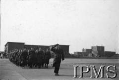 06.03.1943, Hemswell, Anglia, Wielka Brytania.
Wizyta Naczelnego Wodza Polskich Sił Zbrojnych generała Władysława Sikorskiego w Dywizjonach Bombowych 300 i 301. Defilada.
Fot. NN, Instytut Polski i Muzeum im. gen. Sikorskiego w Londynie
