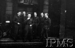 06.03.1943, Hemswell, Anglia, Wielka Brytania.
Wizyta Naczelnego Wodza Polskich Sił Zbrojnych generała Władysława Sikorskiego w Dywizjonach Bombowych 300 i 301. Lotnicy przed mesą podoficerską.
Fot. NN, Instytut Polski i Muzeum im. gen. Sikorskiego w Londynie