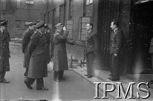 06.03.1943, Hemswell, Anglia, Wielka Brytania.
Wizyta Naczelnego Wodza Polskich Sił Zbrojnych generała Władysława Sikorskiego w Dywizjonach Bombowych 300 i 301. Generał przed wejściem do kantyny.
Fot. NN, Instytut Polski i Muzeum im. gen. Sikorskiego w Londynie