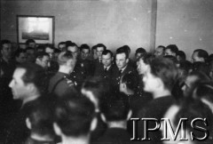 06.03.1943, Hemswell, Anglia, Wielka Brytania.
Wizyta Naczelnego Wodza Polskich Sił Zbrojnych generała Władysława Sikorskiego w Dywizjonach Bombowych 300 i 301. Generał wśród lotników w kantynie, na lewo stoi płk Robert Beill.
Fot. NN, Instytut Polski i Muzeum im. gen. Sikorskiego w Londynie