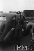 06.03.1943, Hemswell, Anglia, Wielka Brytania.
WAAF-ka stojąca obok samochodu.
Fot. NN, Instytut Polski i Muzeum im. gen. Sikorskiego w Londynie