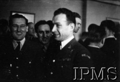 06.03.1943, Hemswell, Anglia, Wielka Brytania.
Wizyta Naczelnego Wodza Polskich Sił Zbrojnych generała Władysława Sikorskiego w Dywizjonach Bombowych 300 i 301. Z prawej stoi major Adam Dąbrowa, dowódca 301 Dywizjonu Bombowego 