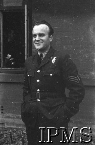 06.03.1943, Hemswell, Anglia, Wielka Brytania.
Wizyta Naczelnego Wodza Polskich Sił Zbrojnych generała Władysława Sikorskiego w Dywizjonach Bombowych 300 i 301. Lotnik stoi przed mesą.
Fot. NN, Instytut Polski i Muzeum im. gen. Sikorskiego w Londynie