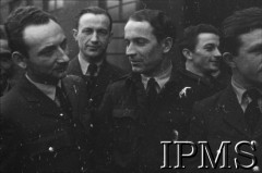 06.03.1943, Hemswell, Anglia, Wielka Brytania.
Wizyta Naczelnego Wodza Polskich Sił Zbrojnych generała Władysława Sikorskiego w Dywizjonach Bombowych 300 i 301. Lotnicy przed mesą podoficerską.
Fot. NN, Instytut Polski i Muzeum im. gen. Sikorskiego w Londynie