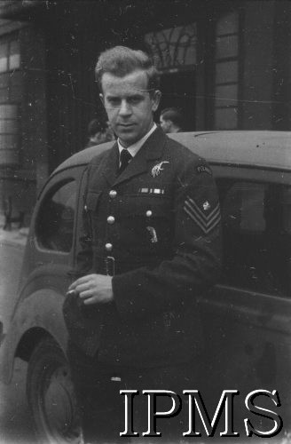 06.03.1943, Hemswell, Anglia, Wielka Brytania.
Wizyta Naczelnego Wodza Polskich Sił Zbrojnych generała Władysława Sikorskiego w Dywizjonach Bombowych 300 i 301. Lotnik przed mesą podoficerską.
Fot. NN, Instytut Polski i Muzeum im. gen. Sikorskiego w Londynie