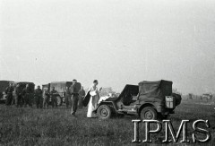 Sierpień 1944, Normandia, Francja.
1 Dywizja Pancerna podczas walk w Normandii. Msza polowa.
Fot. NN, Instytut Polski i Muzeum im. gen. Sikorskiego w Londynie