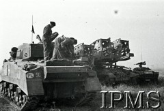 Sierpień 1944, Normandia, Francja.
1 Dywizja Pancerna podczas walk w Normandii. Żołnierze na czołgu.
Fot. NN, Instytut Polski i Muzeum im. gen. Sikorskiego w Londynie