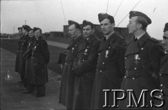 19.03.1943, Hemswell, Anglia, Wielka Brytania.
Lotnicy 300 Dywizjonu Bombowego po dekoracji.
Fot. NN, Instytut Polski i Muzeum im. gen. Sikorskiego w Londynie