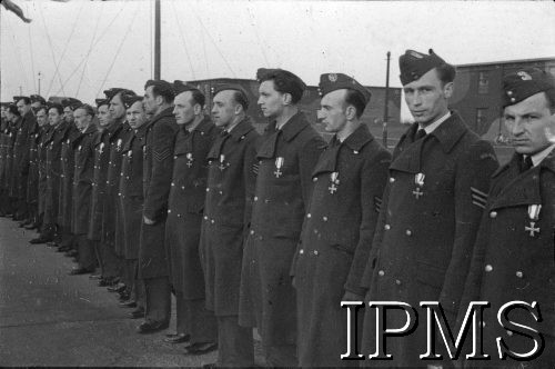19.03.1943, Hemswell, Anglia, Wielka Brytania.
Lotnicy 300 Dywizjonu Bombowego po dekoracji.
Fot. NN, Instytut Polski i Muzeum im. gen. Sikorskiego w Londynie