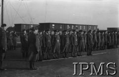19.03.1943, Hemswell, Anglia, Wielka Brytania.
Generał Stanisław Ujejski wiytuje 300 Dywizjon Bombowy, defilada.
Fot. NN, Instytut Polski i Muzeum im. gen. Sikorskiego w Londynie