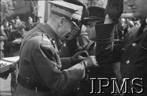 24.06.1943, Hemswell, Anglia, Wielka Brytania.
Święto jednego z dywizjonów bombowych, gen. Marian Kukiel dekoruje lotników.
Fot. NN, Instytut Polski i Muzeum im. gen. Sikorskiego w Londynie