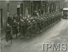 1943-1946, Wielka Brytania.
Ochotniczki z Pomocniczej Lotniczej Służby Kobiet maszerujące ulicą.
Fot. NN, Instytut Polski i Muzeum im. gen. Sikorskiego w Londynie